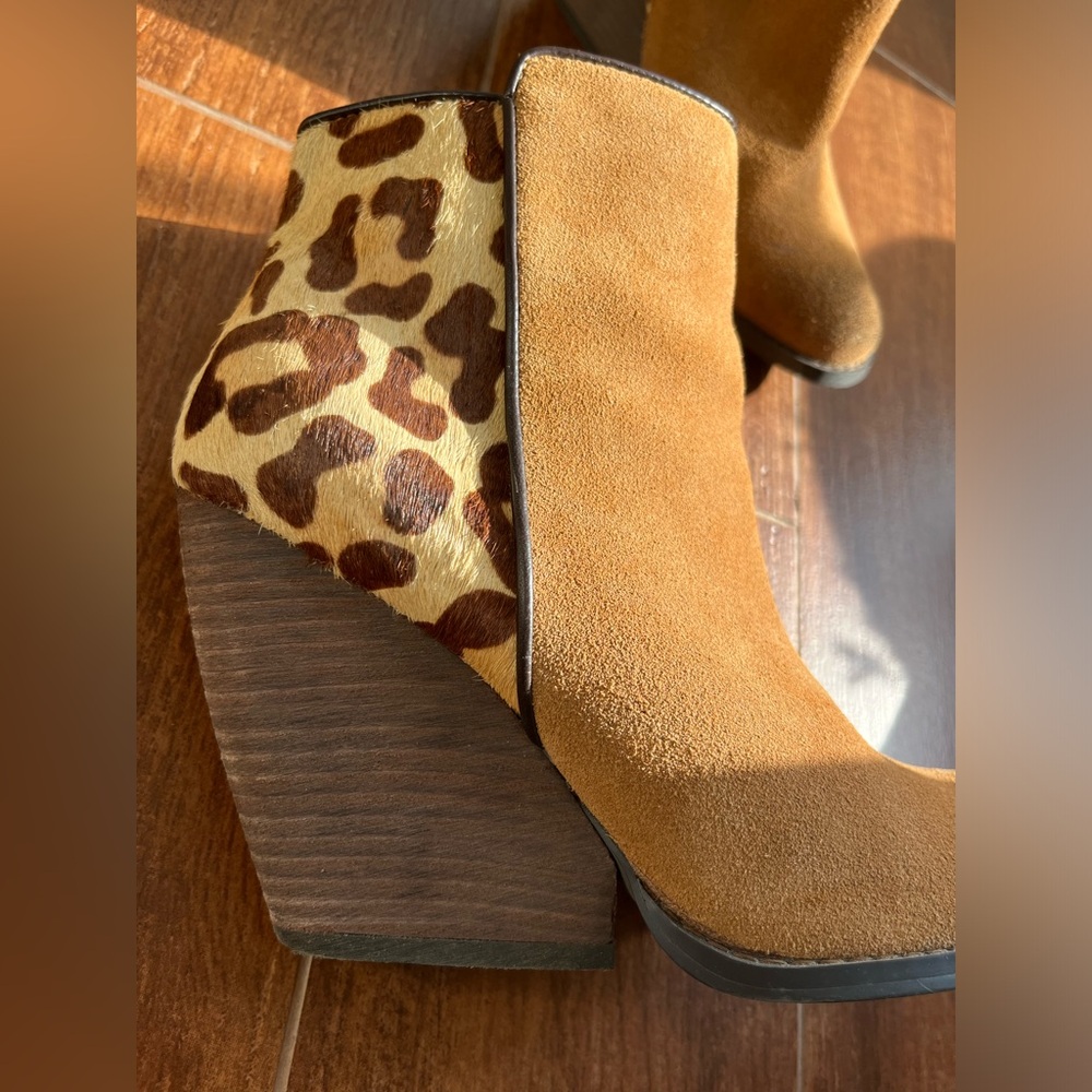 ❤️ Animal Print Leather Booties Perfect For Fall Weather ❤️